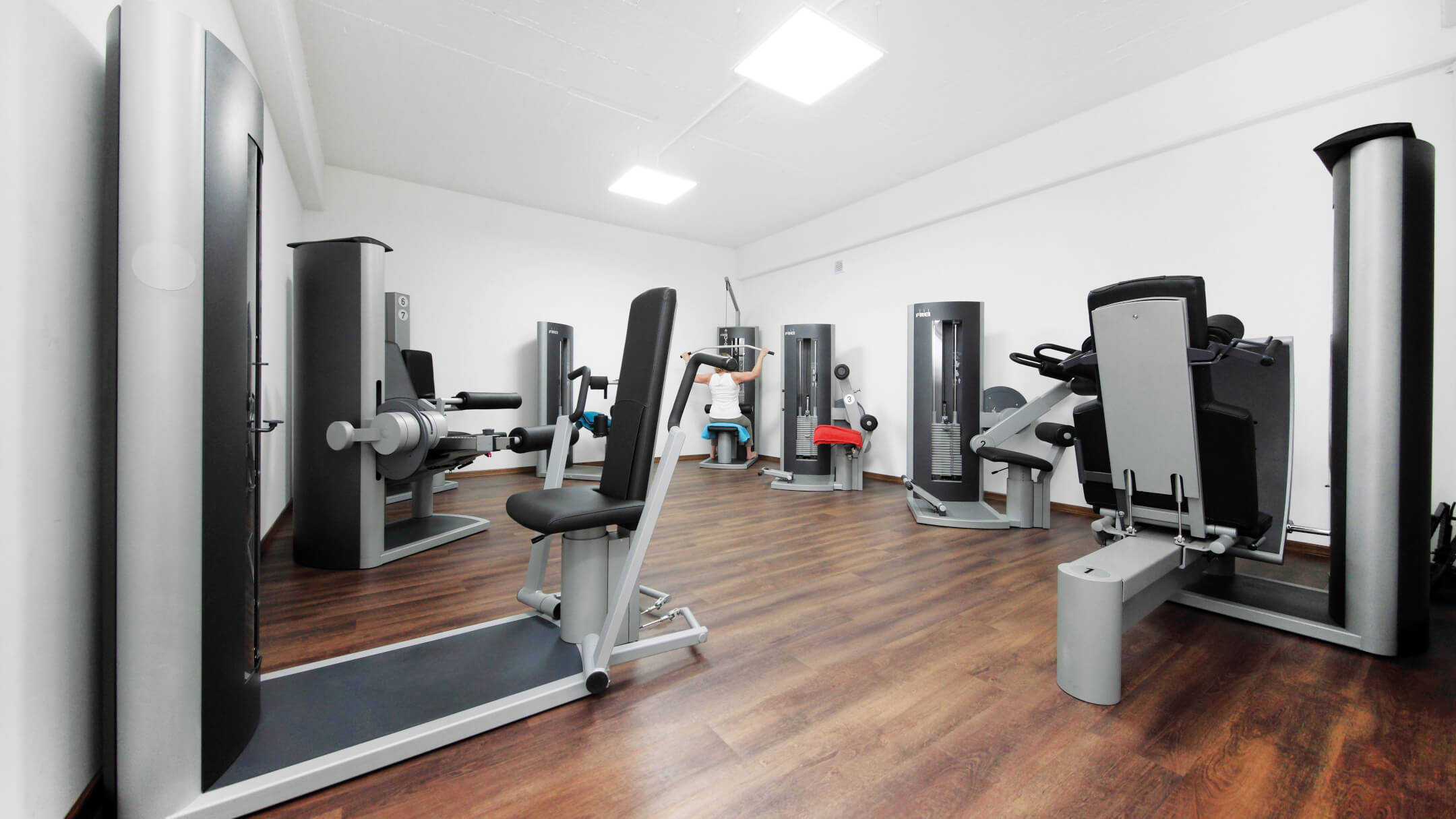 Gym mit einer Vielzahl an Trainingsgeräten