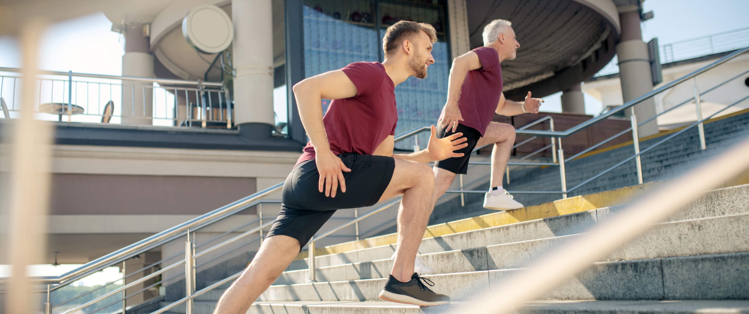 Zwei Männer in Sportklamotten auf einer Treppe